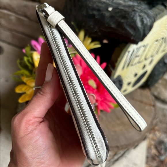 Authentic COACH pebbled leather zip top wristlet - Picture 5 of 11